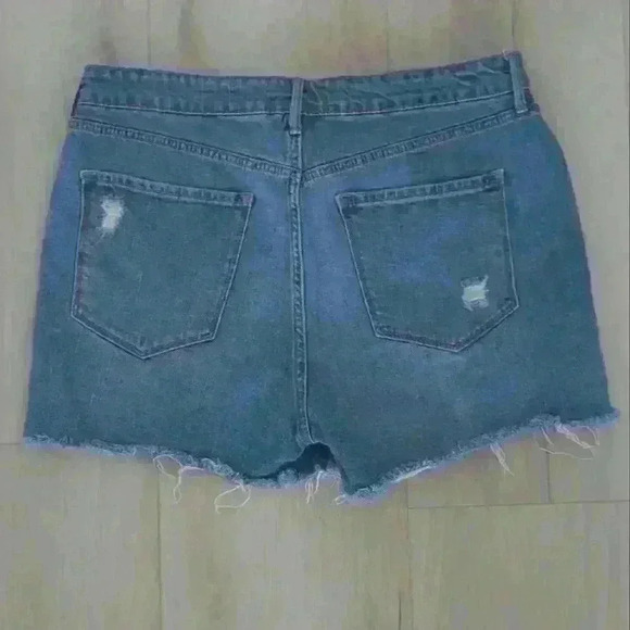 OLD NAVY  | Women's Medium Wash High Rise Ripped Hem Jean Shorts - Picture 3 of 3